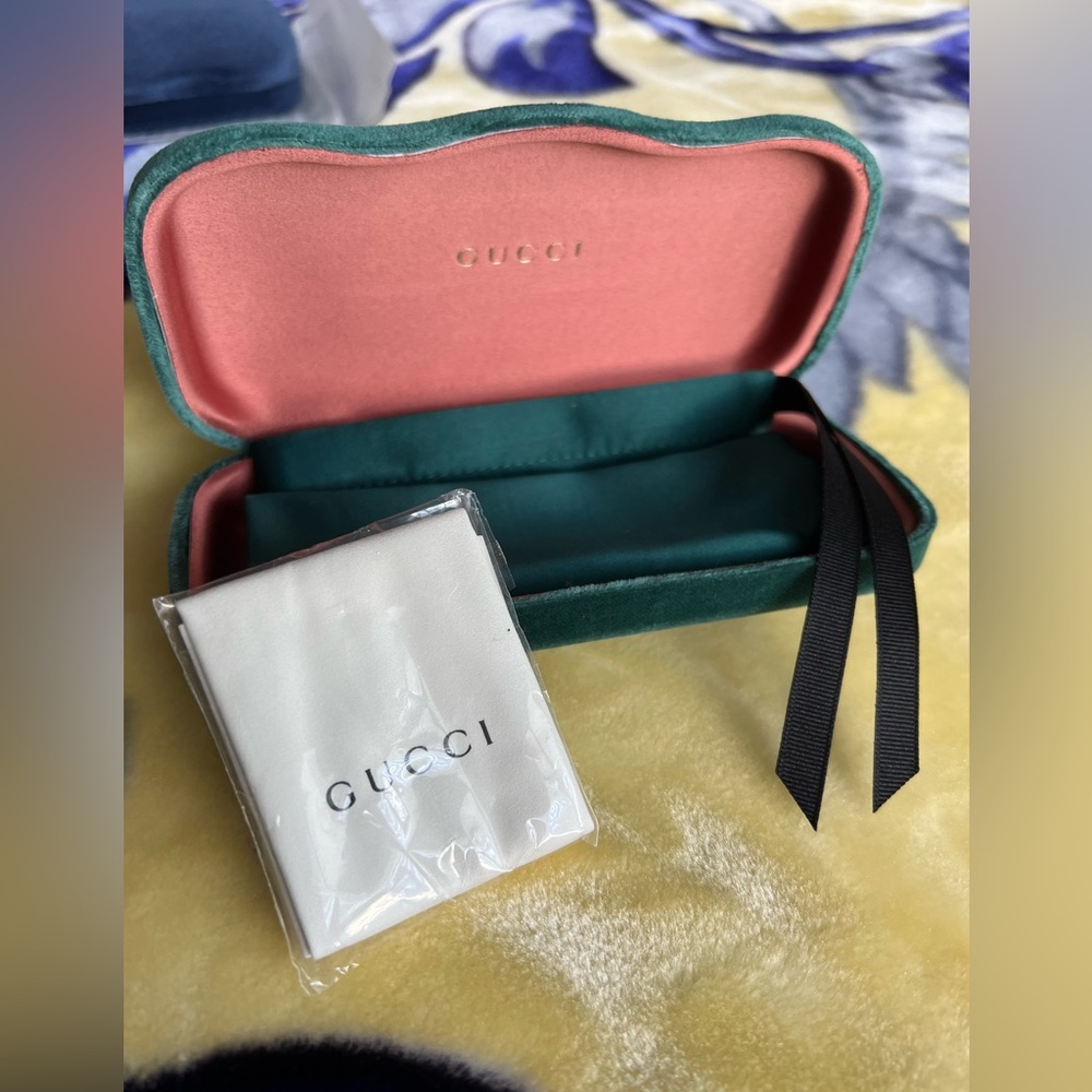 GUCCI Sunglass Velvet Case w/ Silk Dust Bag & Cleaning cloth. NEW!